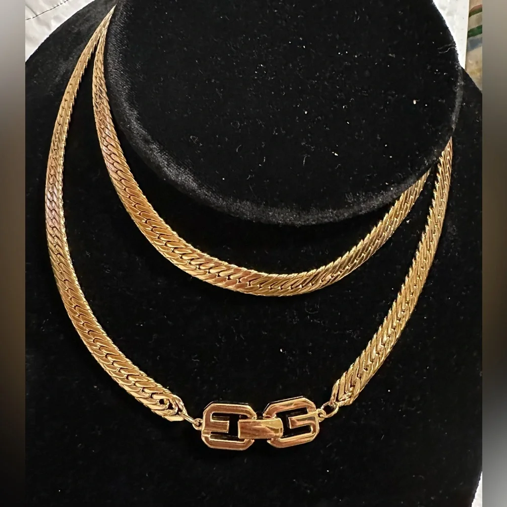 Vintage Givenchy 30” Gold Herringbone Chain Necklace‎ - Picture 2 of 6
